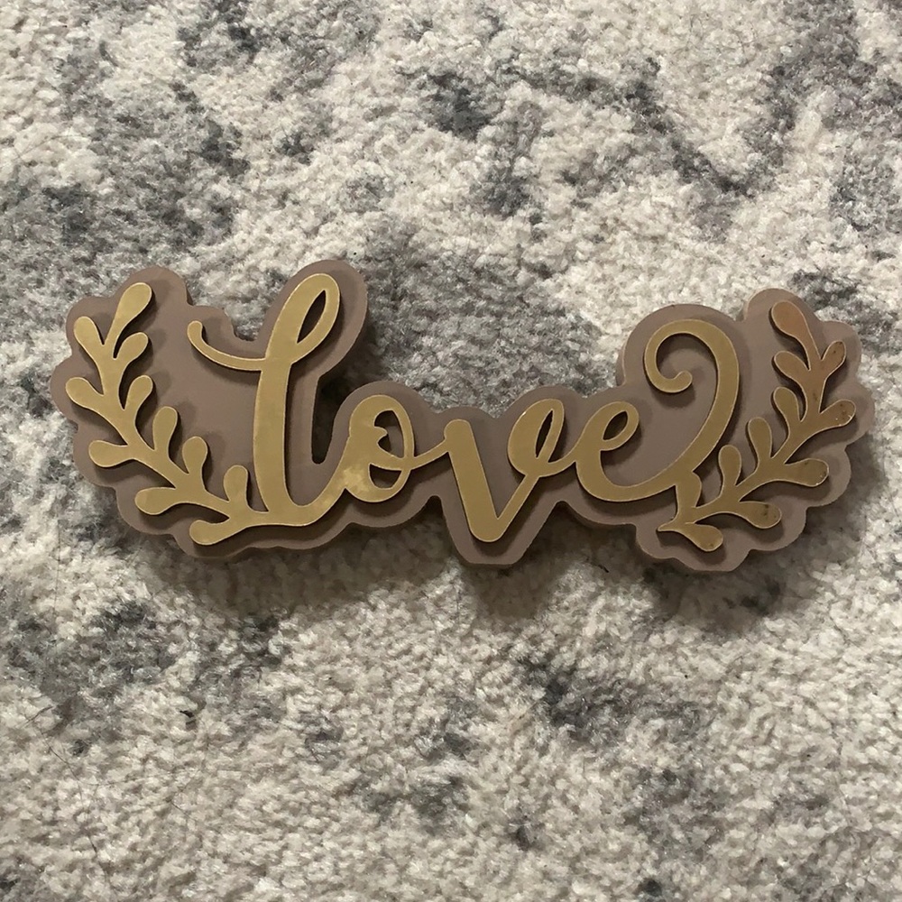 BNWT love decor sign